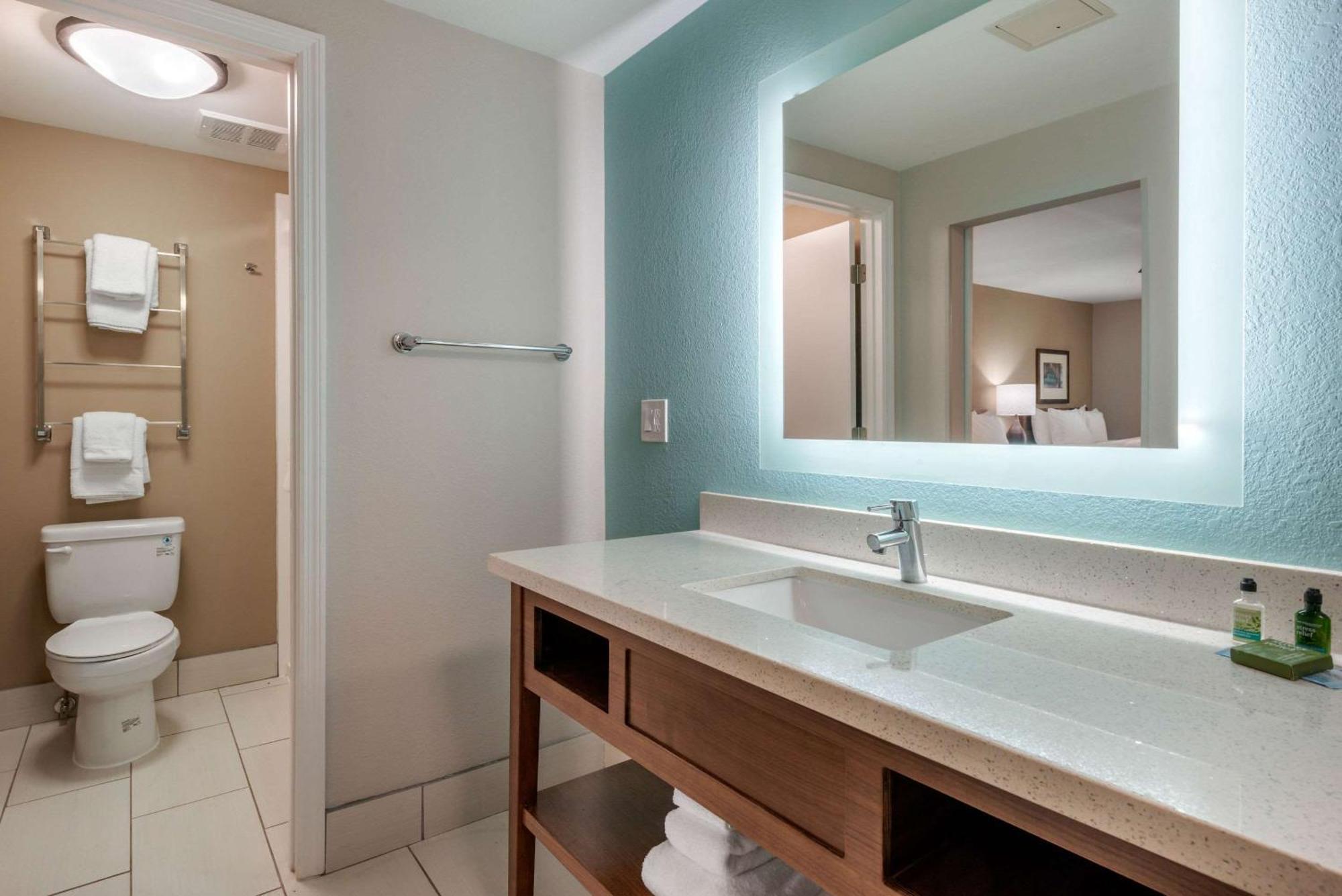 Seafarer Inn & Suites, Ascend Hotel Collection Джекил Айлънд Екстериор снимка
